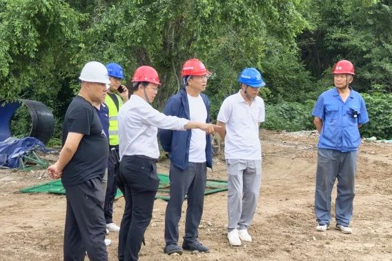 沈陽水務(wù)集團副總經(jīng)理王金鵬到沈陽市西部區(qū)域近期（遼中區(qū)）供水工程轉(zhuǎn)輸泵站檢查指導(dǎo)工作.jpg